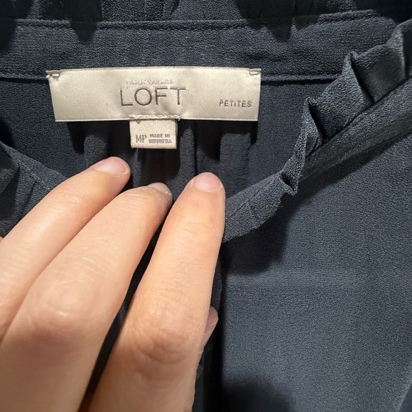 Loft medium petite button up blouse with ruffled collar in excellent condition - Picture 2 of 7